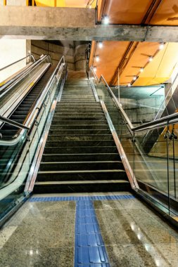 Salvador, Bahia, Brezilya - 27 Ocak 2015: Brezilya 'nın Bahia eyaletindeki Salvador belediyesinde metro istasyonu. 42 km büyüklüğünde metro taşıma sistemi..