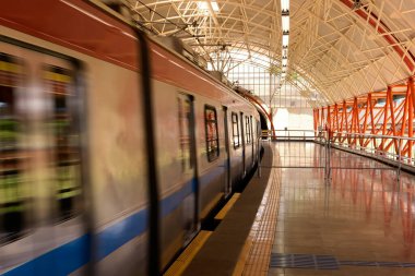 Salvador, Bahia, Brezilya - 27 Ocak 2015: Brezilya 'nın Bahia eyaletindeki Salvador belediyesinde metro istasyonu. 42 km büyüklüğünde metro taşıma sistemi..