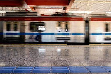 Salvador, Bahia, Brezilya - 27 Ocak 2015: Brezilya 'nın Bahia eyaletindeki Salvador belediyesinde metro istasyonu. 42 km büyüklüğünde metro taşıma sistemi..