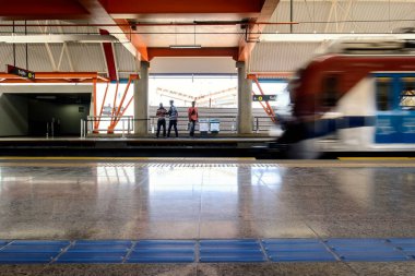 Salvador, Bahia, Brezilya - 27 Ocak 2015: Brezilya 'nın Bahia eyaletindeki Salvador belediyesinde metro istasyonu. 42 km büyüklüğünde metro taşıma sistemi..