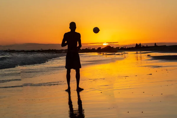 Fiatal Modell Játszik Homokfutball Strandon Gyönyörű Sárga Naplemente Salvador Bahia — Stock Fotó