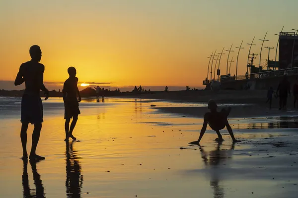 巴西巴伊亚州萨尔瓦多 2020年1月8日 巴西巴伊亚州萨尔瓦多翁迪纳海滩上的年轻人在日落时踢足球 — 图库照片
