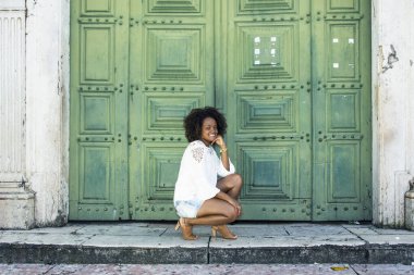 Yeşil kapıya dayanan bir modelin portresi. Salvador Bahia Brezilya.