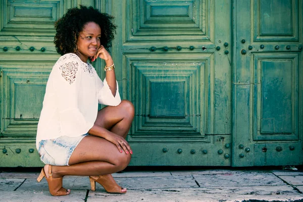 Retrato Modelo Contra Porta Cor Verde Salvador Bahia Brasil — Fotografia de Stock