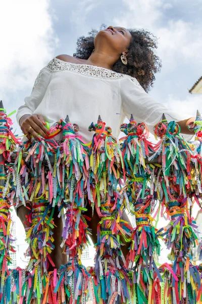 Portret Van Een Lachend Model Dat Opkijkt Naar Blauwe Lucht — Stockfoto