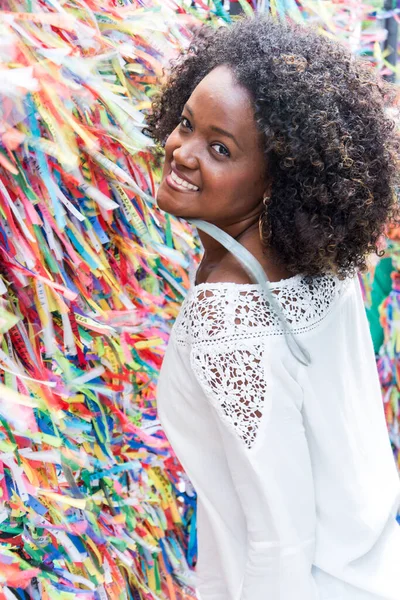Renkli arka planda gülümseyen bir modelin portresi. Salvador, Bahia, Brezilya.