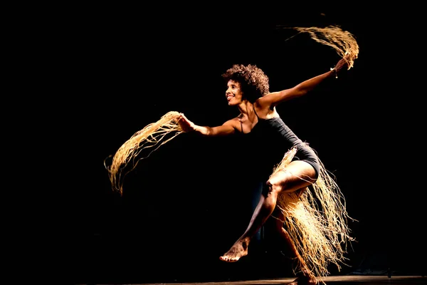 Retrato Una Mujer Bailando Escenario Sobre Fondo Negro Salvador Bahía — Foto de Stock