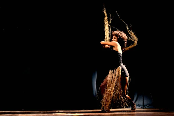 Retrato Una Mujer Bailando Escenario Sobre Fondo Negro Salvador Bahía —  Fotos de Stock