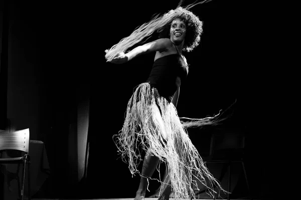 Retrato Blanco Negro Una Mujer Bailando Escenario Sobre Fondo Negro —  Fotos de Stock