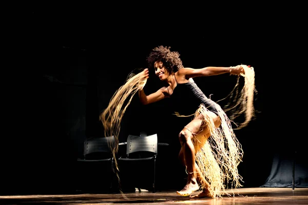 Retrato Una Mujer Bailando Escenario Sobre Fondo Negro Salvador Bahía —  Fotos de Stock
