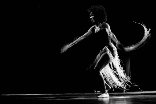 Retrato Blanco Negro Una Mujer Bailando Escenario Sobre Fondo Negro —  Fotos de Stock