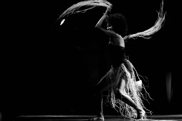 Retrato Blanco Negro Una Mujer Bailando Escenario Sobre Fondo Negro —  Fotos de Stock