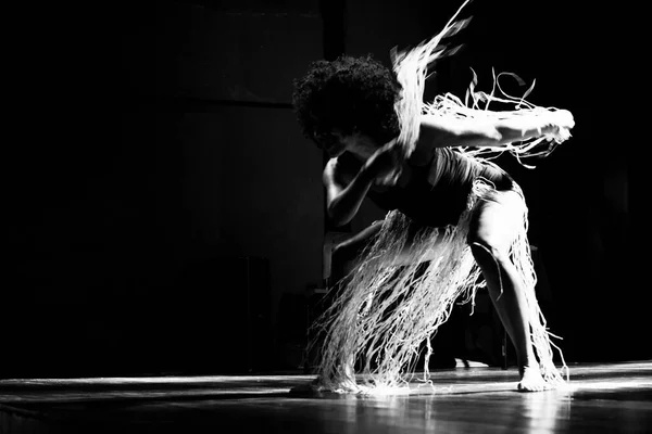 黒を背景に舞台上で踊る女性のモノクロの肖像画 サルバドール バイーア ブラジル — ストック写真