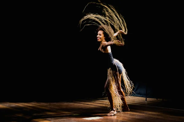 Retrato Uma Mulher Dançando Palco Contra Fundo Preto Salvador Bahia — Fotografia de Stock