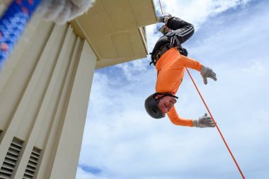 Lacerda Asansörü 'nden iple inen bir adam. Salvador, Bahia, Brezilya.