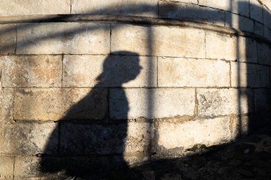 Salvador, Bahia, Brezilya - 18 Temmuz 2021: Pelourinho 'daki taş duvardaki insanların gölgeleri.