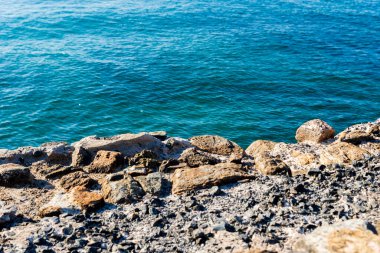 Taş kaldırımın üzerinden deniz kenarı görünüyor. Salvador, Bahia, Brezilya.