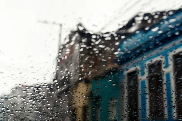 湿透了的玻璃 车内可以看到街道上的建筑物和房屋 萨尔瓦多 巴西巴伊亚州 — 图库照片