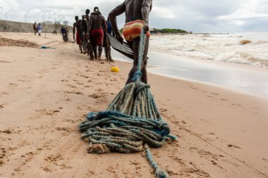 Salvador, Bahia, Brezilya - 11 Ocak 2019: Balıkçılar büyük ağı koloniye götürüyor.    