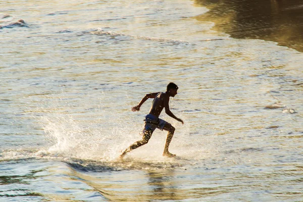 サルバドール バイーア ブラジル 2019年1月5日 ヴェルメロで太平洋の水と砂の中を走る若い男 サルバドール バイア ブラジル — ストック写真