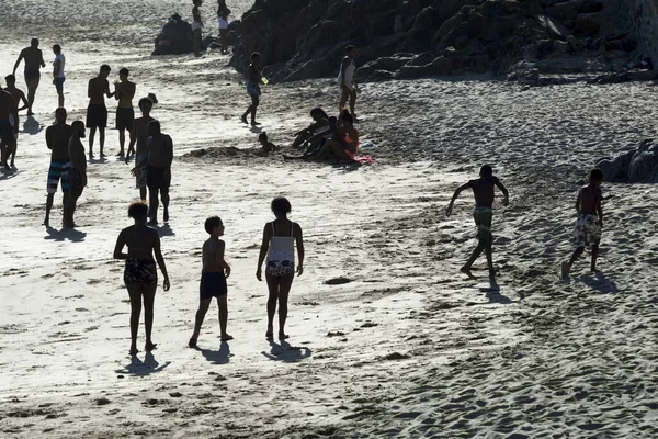 Molti Giovani Silhouette Sulla Spiaggia Giocano Divertendosi Facendo Bagno Nel — Foto Stock