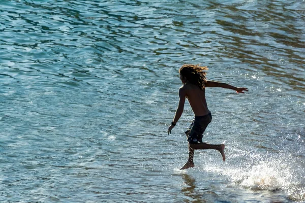 ลวาดอร บาเฮ บราซ มกราคม 2020 ชายคนหน งเข ามาและกระโดดลงไปในทะเลจากชายหาดของอ นาด วยความเร — ภาพถ่ายสต็อก