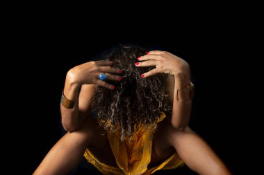 Siyah arka planda Afro kökenli bir modelin portresi. Salvador, Bahia, Brezilya.