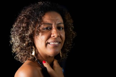 Siyah arka planda Afro kökenli bir modelin portresi. Salvador, Bahia, Brezilya.