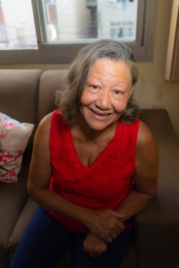 Açık yeşil arka planda bir kadının portresi. Salvador, Bahia, Brezilya.