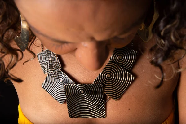 Afro Brazil Modell Portré Csukott Szemmel Fényképezett Stúdióban Fekete Háttérrel — Stock Fotó