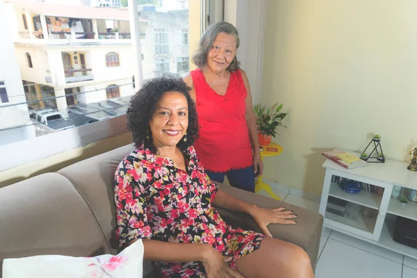 Ritratto Due Donne All Interno Appartamento Nella Vita Quotidiana Salvador — Foto Stock