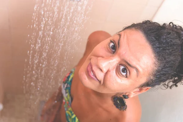 Banyoda Kendini Yıkayan Bir Kadının Portresi Salvador Bahia Brezilya — Stok fotoğraf