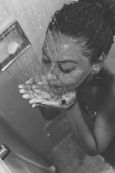 Portrait Une Femme Dans Salle Bain Lavant Salvador Bahia Brésil — Photo