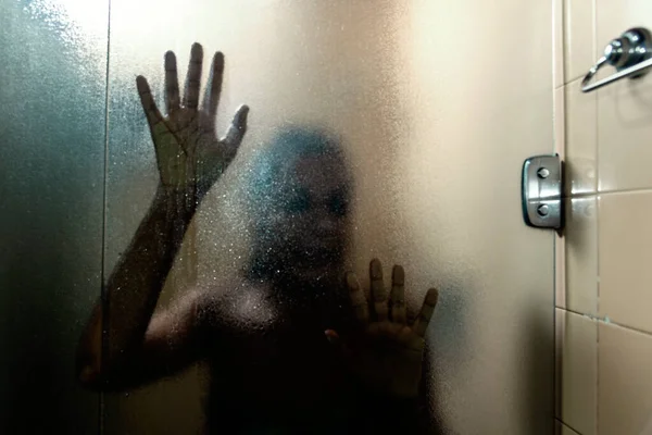 一个女人在浴室洗自己的肖像 萨尔瓦多 巴西巴伊亚州 — 图库照片