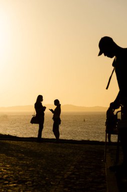 Salvador, Bahia, Brezilya - 29 Temmuz 2021: Gün batımına karşı bir grup insanın silueti. Salvador, Bahia, Brezilya.