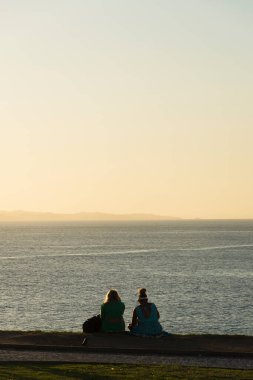 Salvador, Bahia, Brezilya - 29 Temmuz 2021: Gün batımına karşı bir grup insanın silueti. Salvador, Bahia, Brezilya.