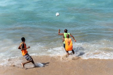 Salvador, Bahia, Brezilya - 15 Ağustos 2021: Brezilya 'nın Bahia kentindeki Farol da Barra sahilinde kum futbolu oynayan insanlar.