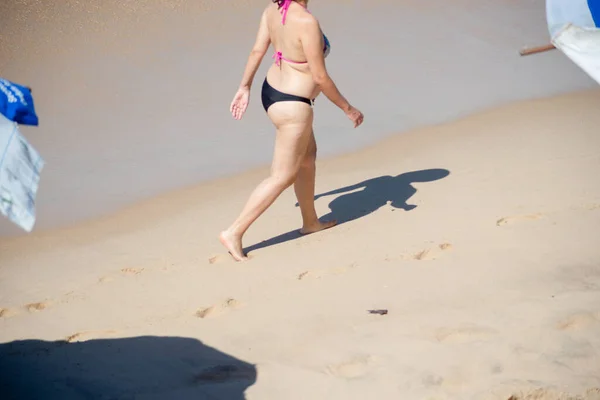 Salvador Bahia Brazylia Sierpnia 2021 Kobieta Bikini Spacerująca Plaży Farol — Zdjęcie stockowe