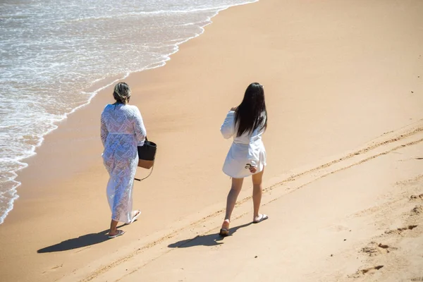 Salvador Bahía Brasil Agosto 2021 Dos Mujeres Caminando Sobre Las —  Fotos de Stock