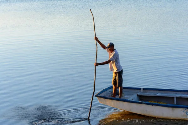 ブラジル バイーア州カチョエイラ2014年11月29日 ブラジル バイーア州に位置するパラグアック川でカヌーで漁をする漁師 — ストック写真