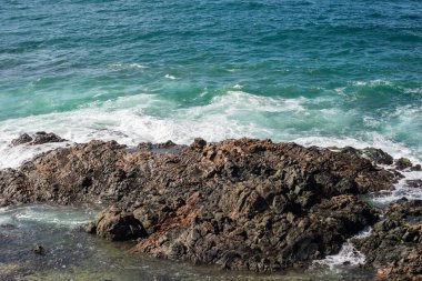 Sahildeki kayalarda okyanus dalgaları kırılıyor. Salvador, Bahia, Brezilya.