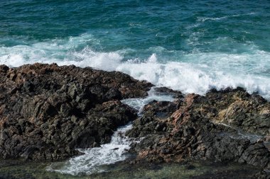 Sahildeki kayalarda okyanus dalgaları kırılıyor. Salvador, Bahia, Brezilya.