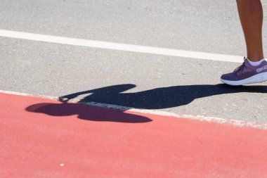 Salvador, Bahia, Brezilya - 15 Ağustos 2021: Sokakta yürüyen birinin gölgesi. Salvador, Bahia, Brezilya.