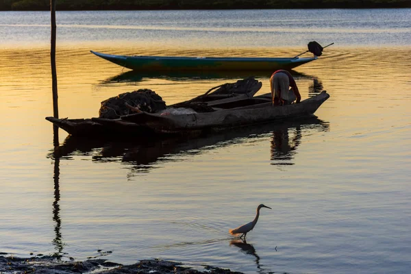 ブラジル バイーア州カチョエイラ2014年11月29日 ブラジル バイーア州に位置するパラグアイ川に接岸したカヌーの漁師の日没時のシルエット — ストック写真