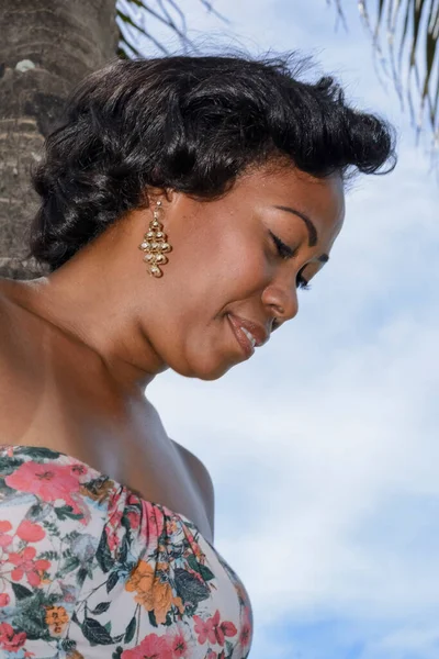 Zwarte Vrouw Poseert Voor Foto Glimlacht Kijkt Naar Camera Salvador — Stockfoto