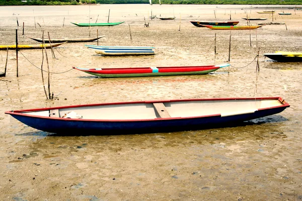 Canoas Barcos Ancorados Rio Esperando Maré Alta Para Pescar São — Fotografia de Stock