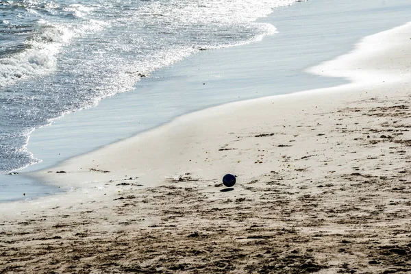 Pallone Calcio Sabbia Che Vola Nelle Sabbie Della Spiaggia Ondina — Foto Stock