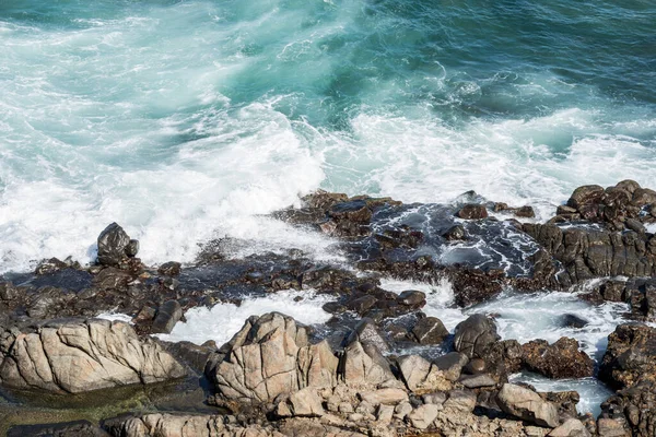 Океанские Волны Бьются Скалы Пляже Сальвадор Бахия Бразилия — стоковое фото