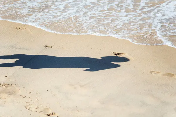 Ombra Una Persona Sulla Sabbia Della Spiaggia Una Forte Giornata — Foto Stock
