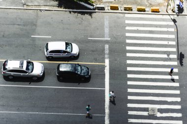 Salvador, Bahia, Brezilya - 12 Mart 2017: Üç araç durdu ve bir kişi yaya geçidinden geçti.